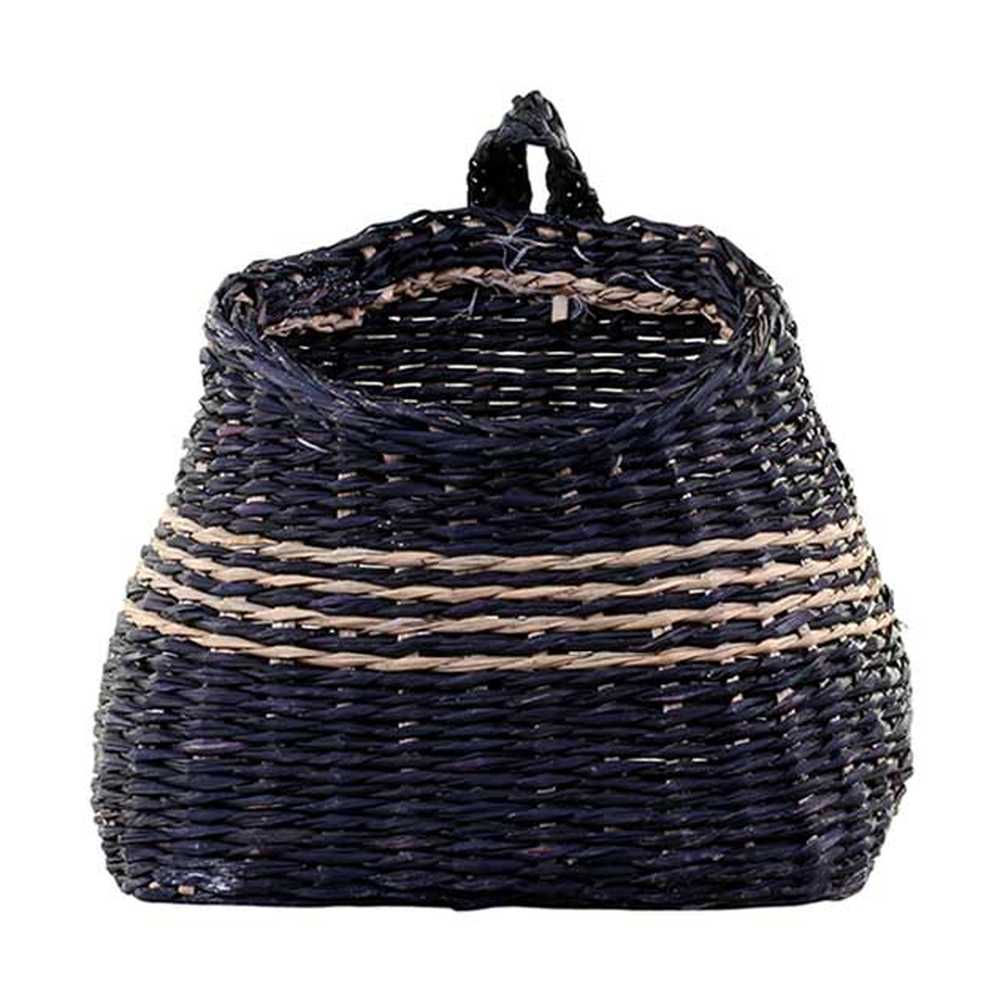 Vidéki, skandináv stílusú, 20 cm magas, fekete színű tengerifűből készült, kézműves fali kosár tároló.