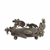 Vintage stílusú, antikolt felületű, fém virágokkal és levelekkel díszített antik réz színű gyertyatartó tálca
