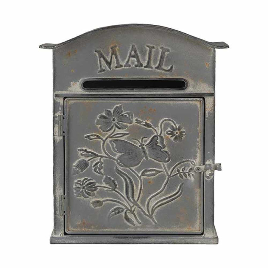 Vintage stílusú, fémből készült, lepkés és növényi dombormintával díszített, "Mail" feliratú antikolt szürke színű postaláda