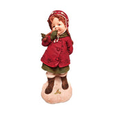 Vintage stílusú, 24,7 cm magas, tradicionális megjelenésű, karácsonyi téli sapkás kislány sállal a nyakában