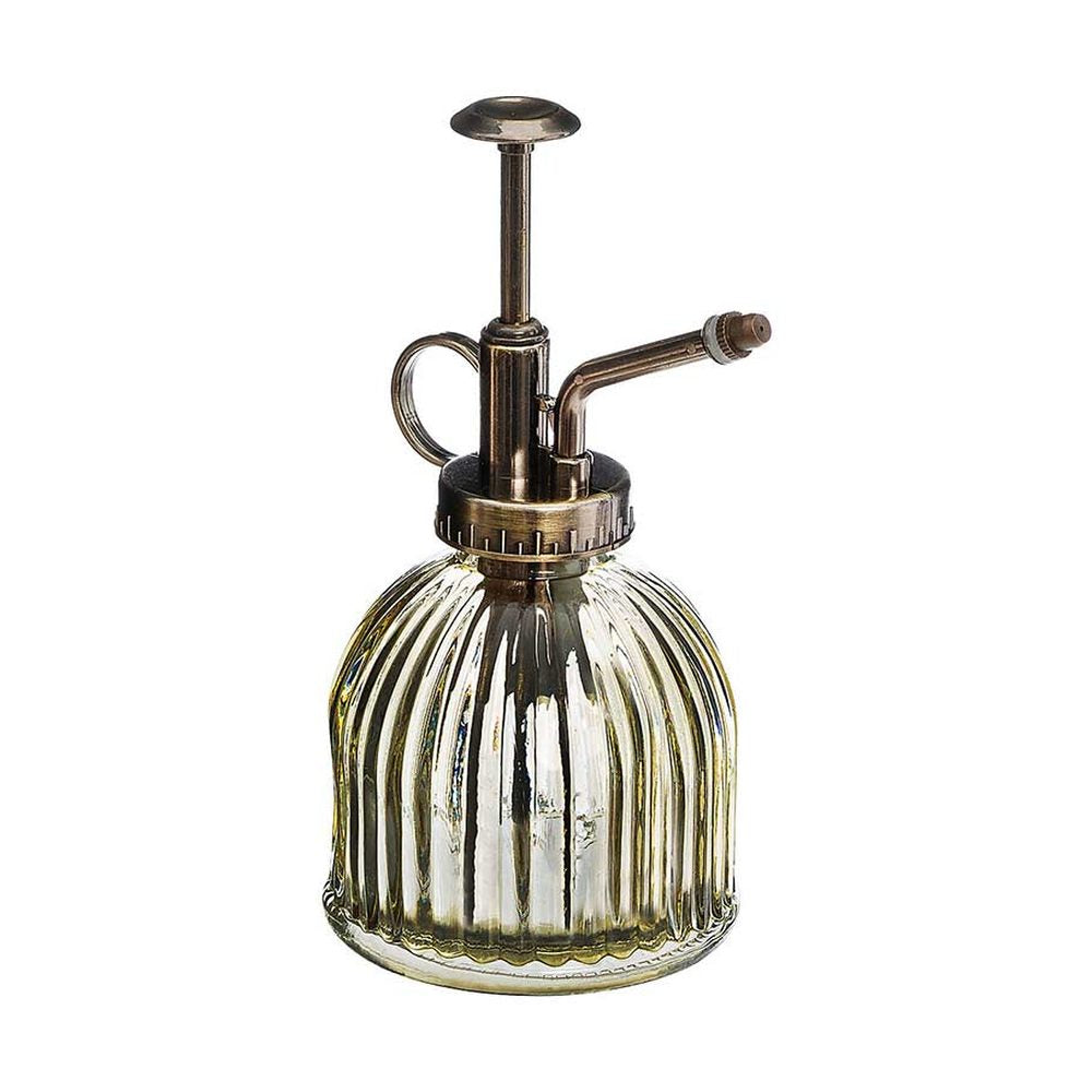 Vintage stílusú, halványzöld színű, bordázott üvegből készült növényi permetező, réz színű, műanyag szórófejjel.