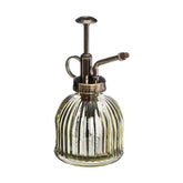 Vintage stílusú, halványzöld színű, bordázott üvegből készült növényi permetező, réz színű, műanyag szórófejjel.