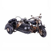 Oldalkocsis motorkerékpár modell pótkerékkel.