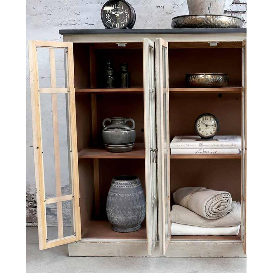 Vintage stílusú, fenyőfából készült, 123 cm hosszú, osztott üvegű, 6 ajtós antikolt vitrines tálaló nyitott ajtókkal