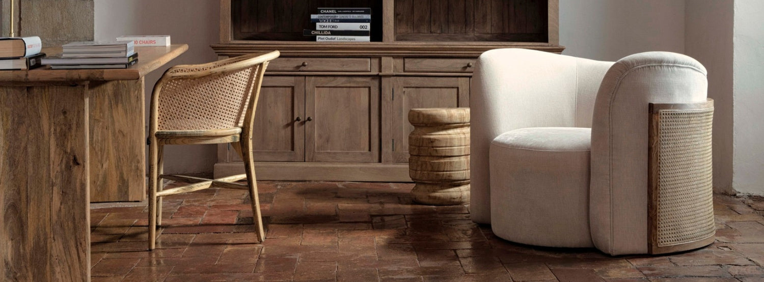 Modern kortárs krémszínű fotel, rattan kerettel.