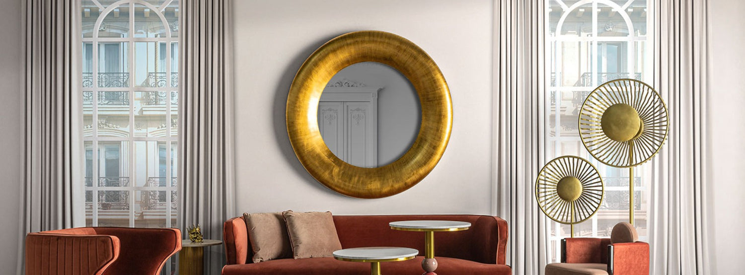 Óarany, modern, kör alakú falitükör elegáns nappaliban.