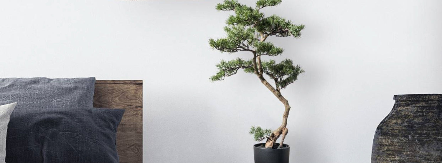 Élethű mű bonsai növény fa kaspóban, minimalista japandi stílusú enteriőrben, természetes fényben elhelyezve.