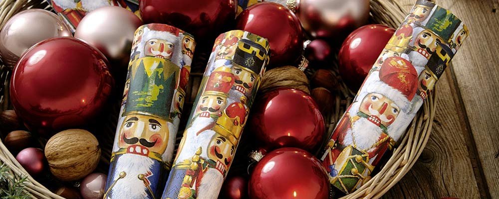 Diótörőkkel díszített karácsonyi szalvéták, piros színű gömbökkel.
