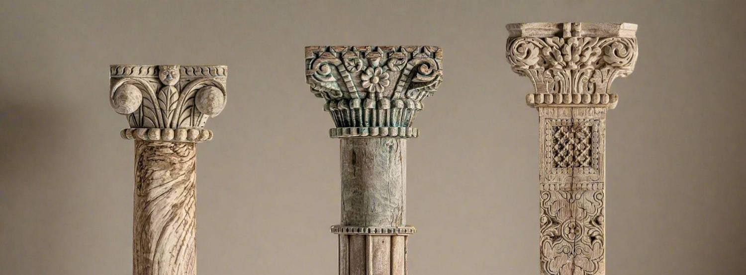 Faragott, antik felületű, díszes fa oszlopok.
