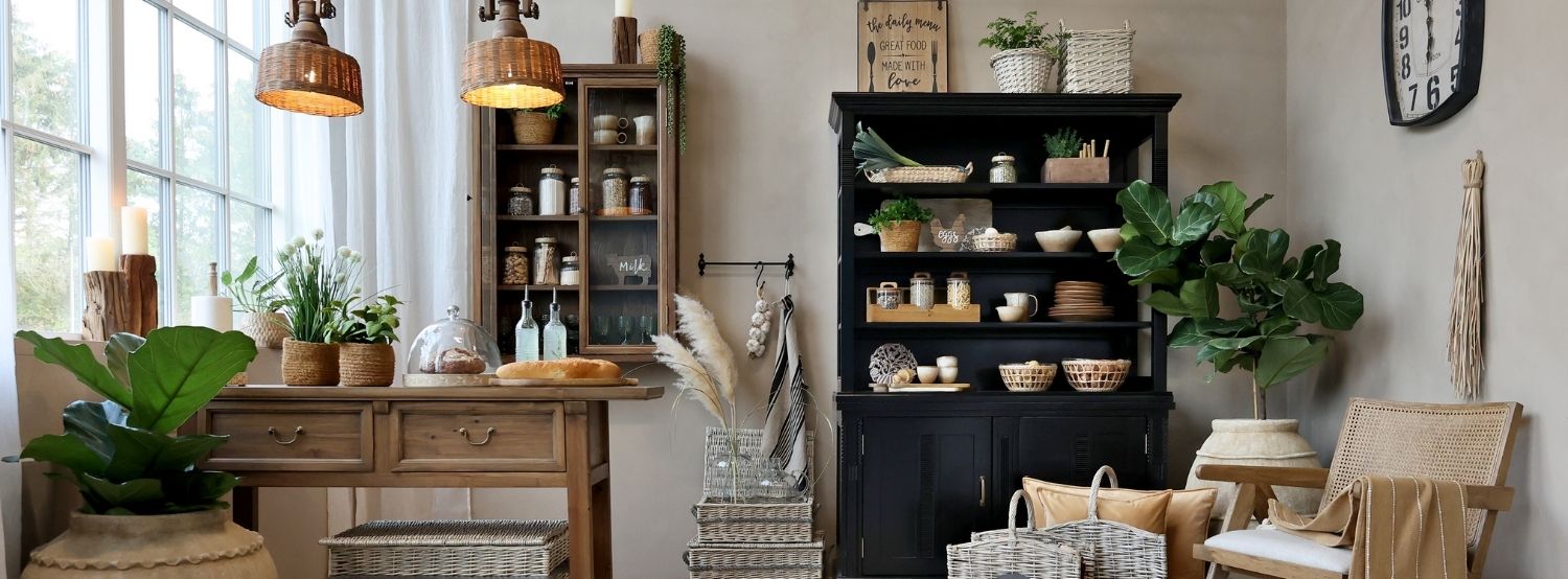 A dán Chic Antique gyártó akciós termék kollekció borítóképe, rattan lámpákkal, vintage fabúrokkal.