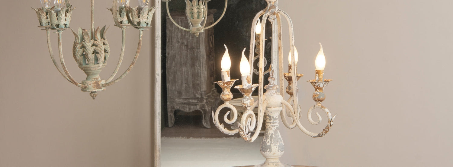 Shabby Chic stílusú, több karú asztali lámpa.