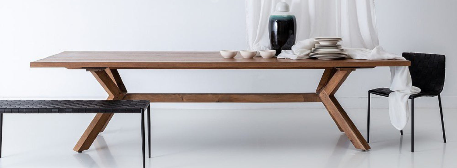 Modern, kortárs design fa asztal, modern térben.
