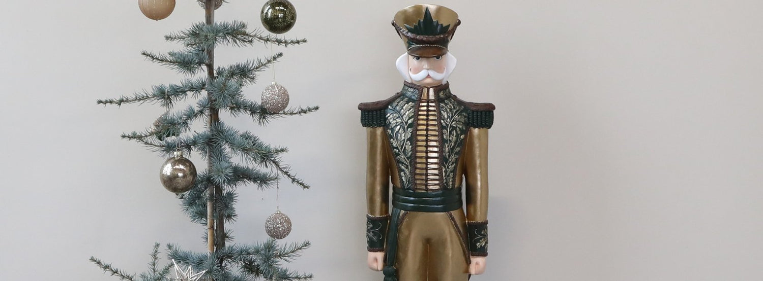 Nagyméretű karácsonyi diótörő figura karácsonyfával.