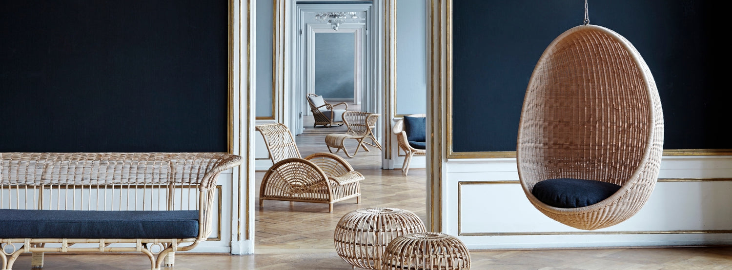 Kortárs rattan tojás alakú függőfotel.