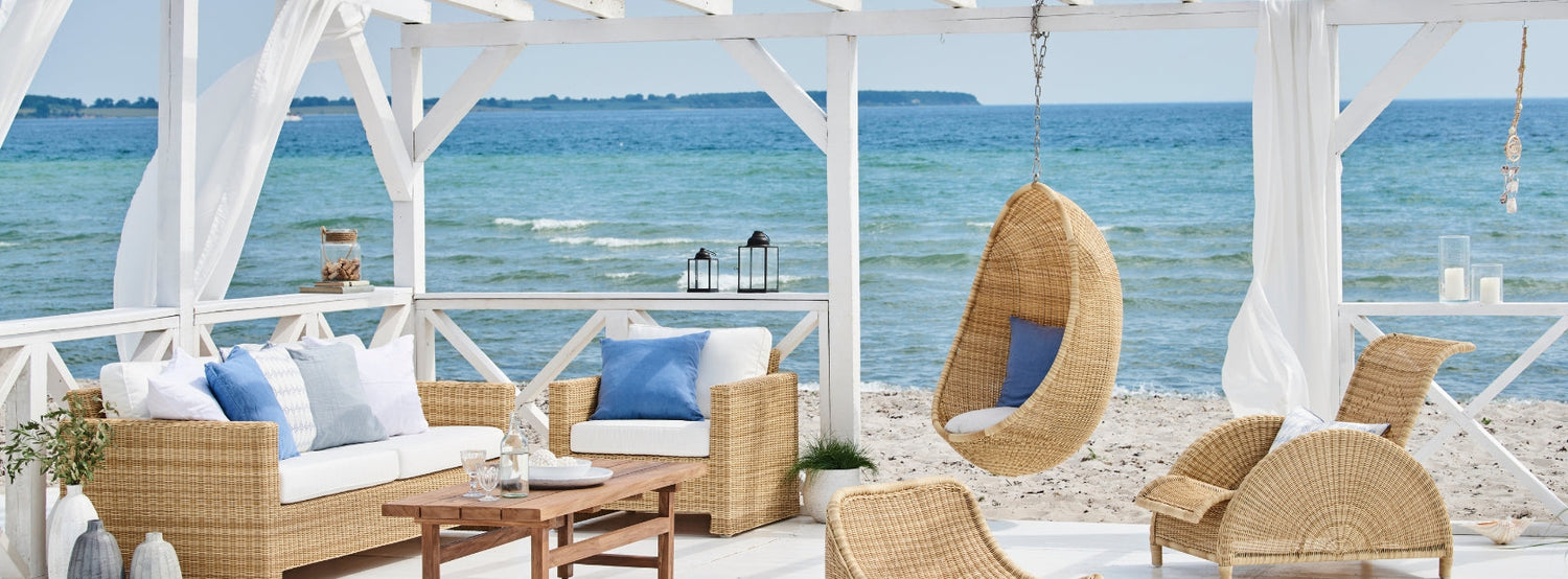 Műrattan függőfotel műrattan design kerti bútorokkal.