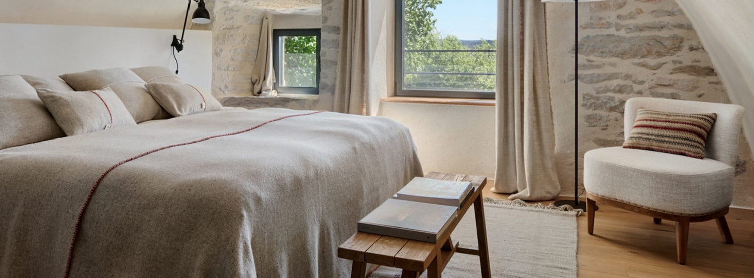 Berendezett, natúr színvilágú hotelszoba.