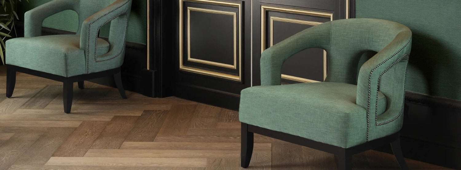 Zöld színű design klubfotelek fekete fa lábbal..