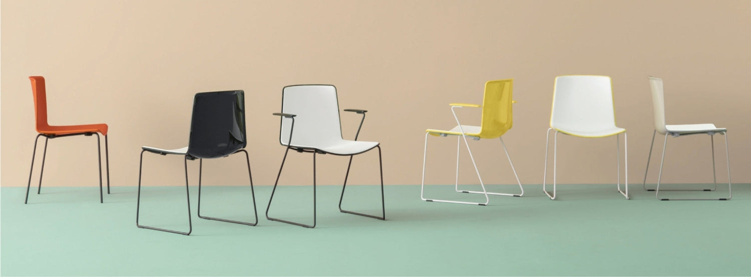 Karfás és karfa nélküli konferencia székek több színben.