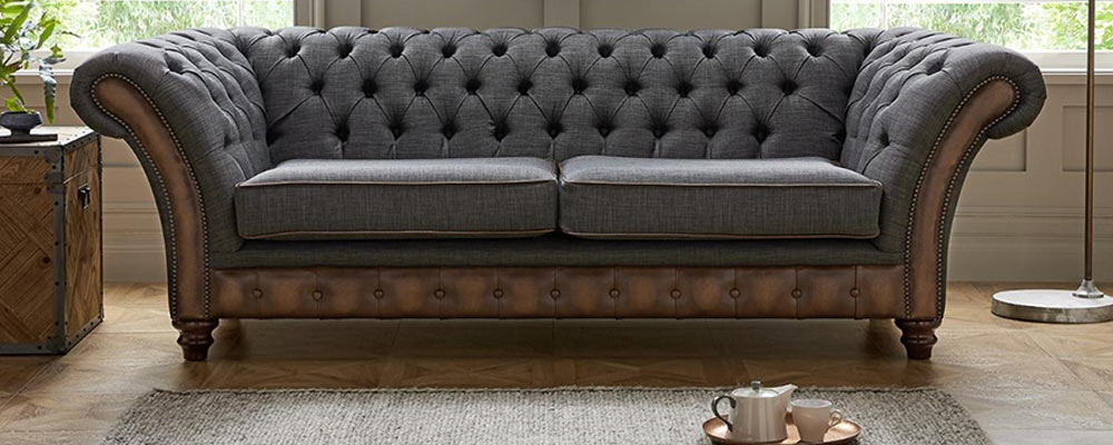 3 személyes Chesterfield bőr és szövet kanapé modern nappaliban.