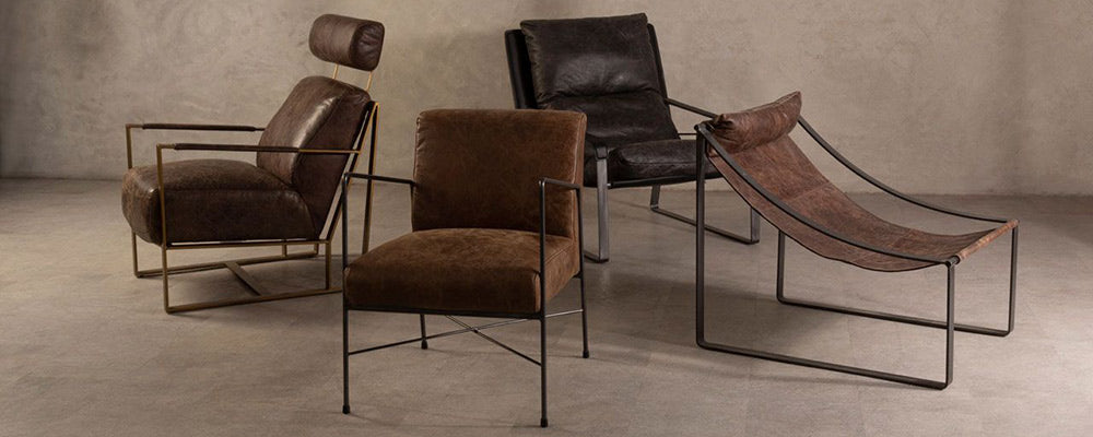 Kortárs loft stílusú bőr fotelek modern bemutatóteremben.