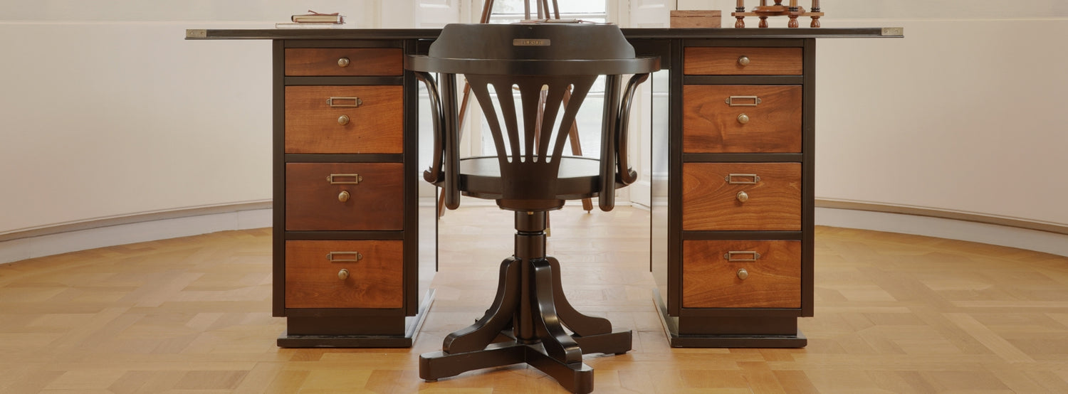 Klasszikus thonet irodai szék, íróasztallal.