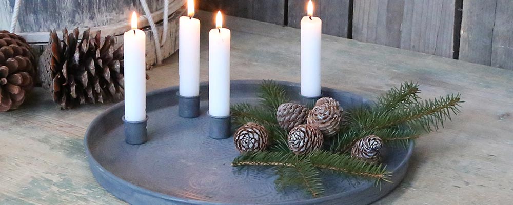 Karácsonyi, adventi gyertyatartó tálca, négy gyertyával és fenyőággal.
