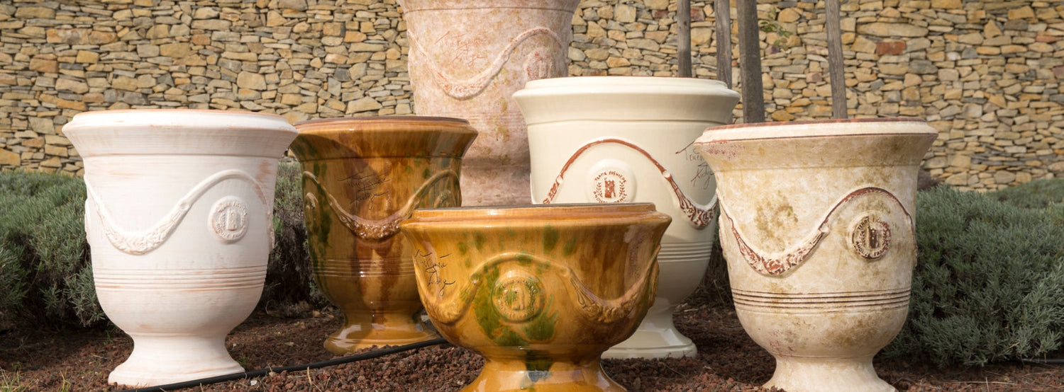 Antik hatású, kézzel készült provence-i kerámia kaspók levendulás kertben – Poterie de la Madeleine kültéri virágtartók