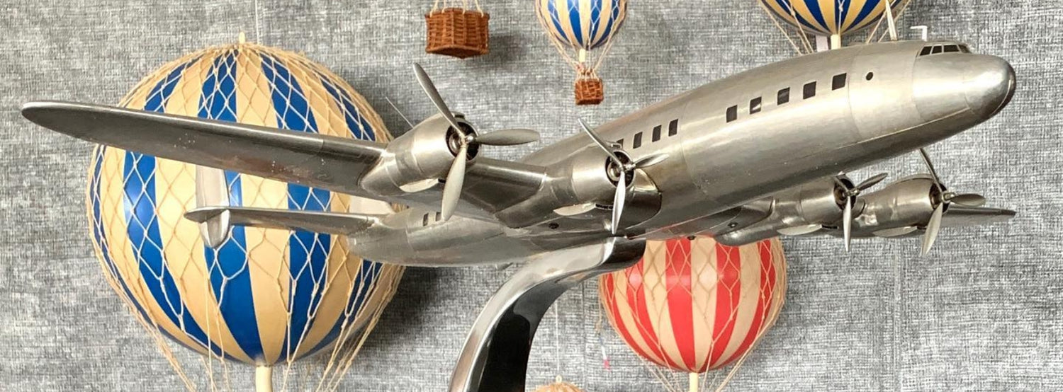 Repülőgép és hőlégballon modell.