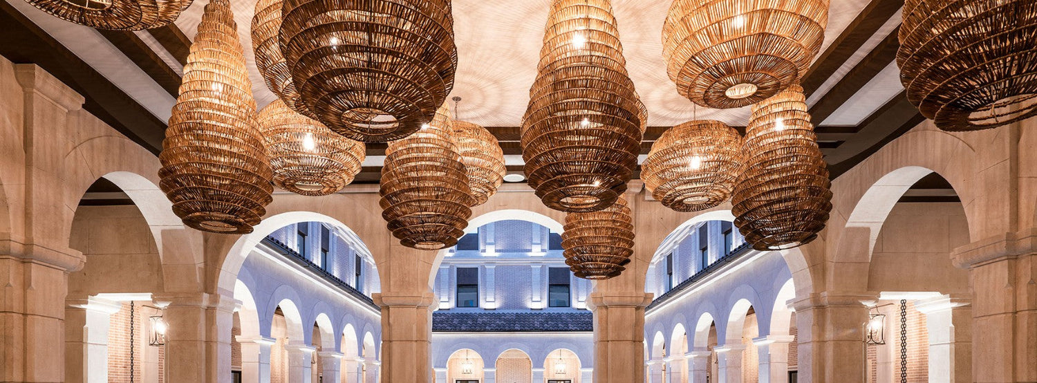 Boho stílusú rattan és fonott lámpák.