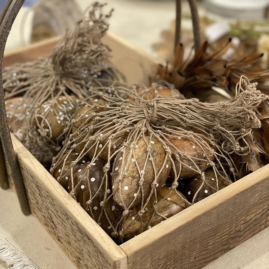 Mangófából készült, 12 darabos húsvéti dekor tojás szett.