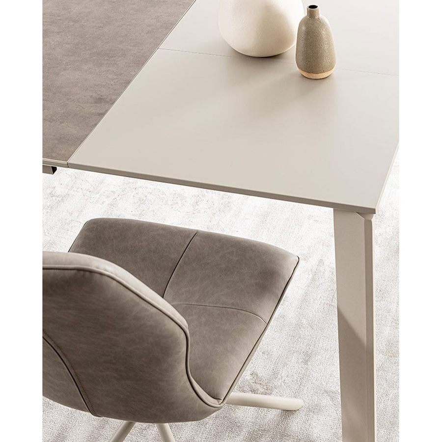 szürkésbarna) színű műbőr szövettel kárpitozott, kortárs dizájn étkezőszék