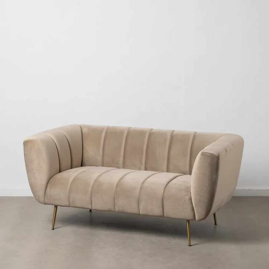 Pezsgőszínű bársonnyal kárpitozott, 2 személyes kanapé.