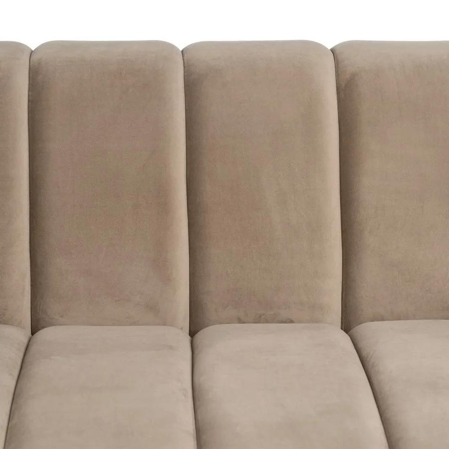 Pezsgőszínű bársonnyal kárpitozott, 2 személyes kanapé.