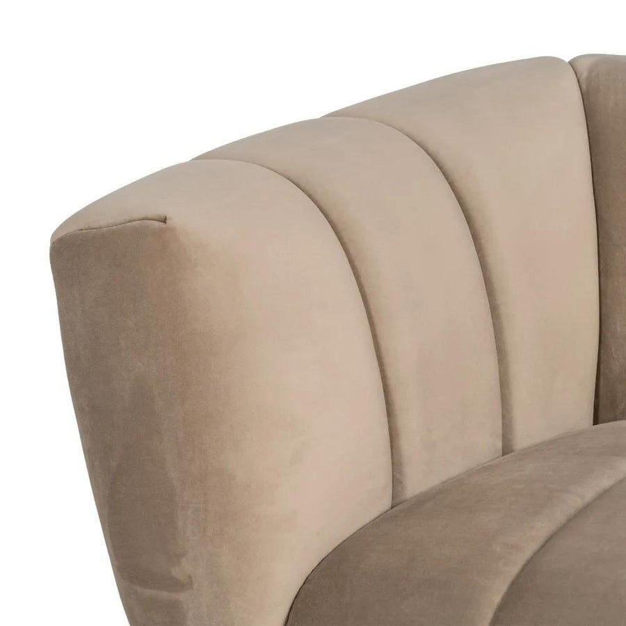 Pezsgőszínű bársonnyal kárpitozott, 2 személyes kanapé.