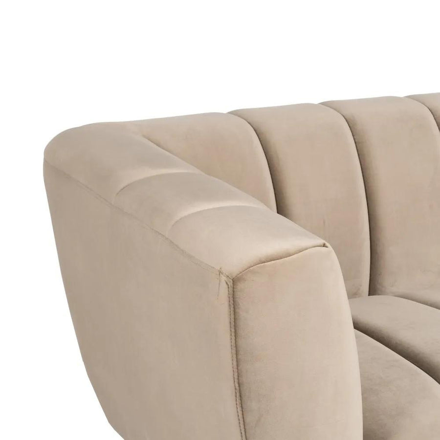 Pezsgőszínű bársonnyal kárpitozott, 2 személyes kanapé.