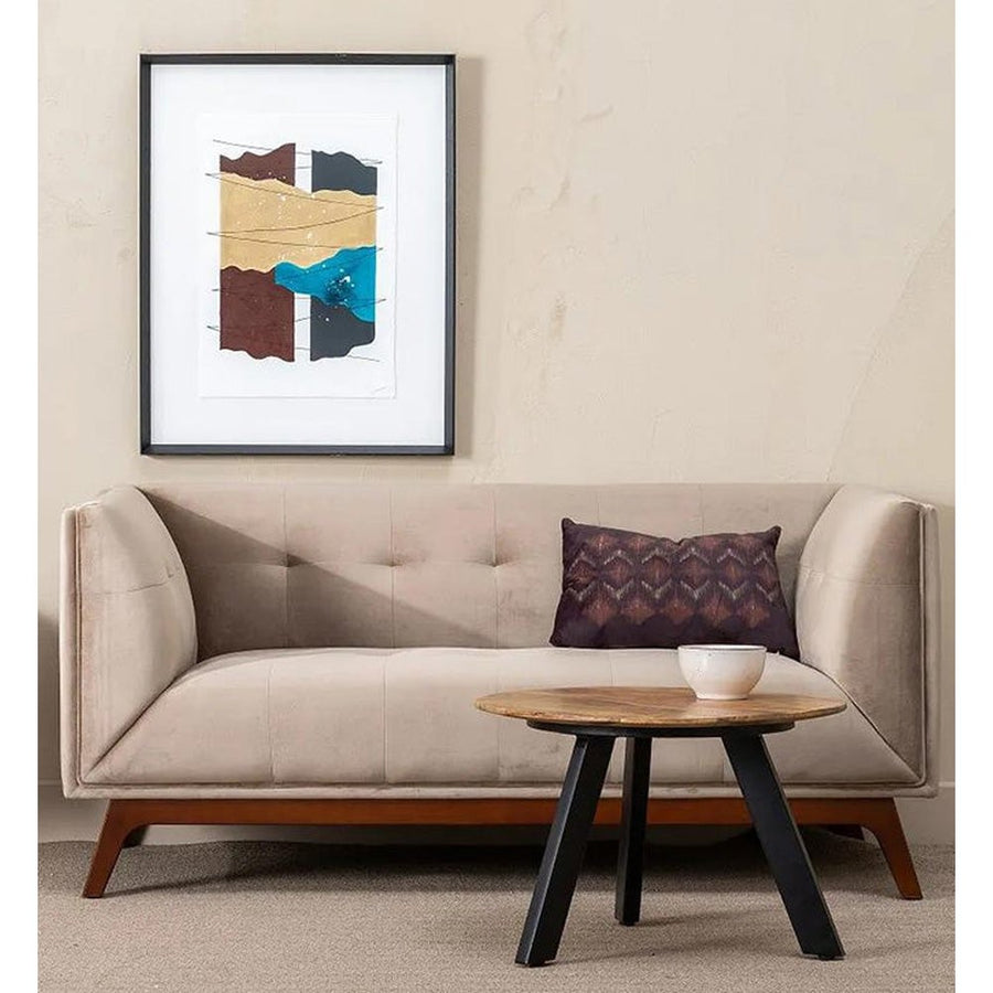 Pezsgőszínű bársonnyal kárpitozott, 2 személyes kanapé.