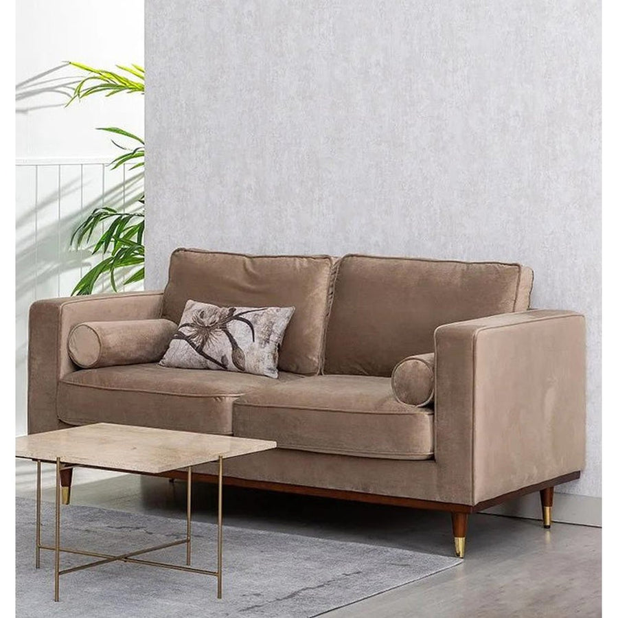 Pezsgőszínű bársonnyal kárpitozott, 2 személyes kanapé.