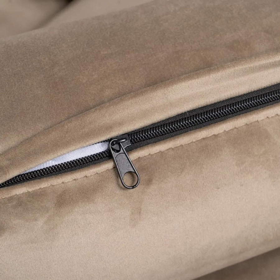 Pezsgőszínű bársonnyal kárpitozott, 2 személyes kanapé.