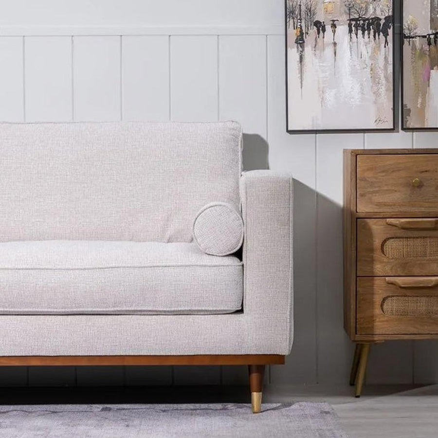 Bézs színű szövettel kárpitozott, 2 személyes kanapé.