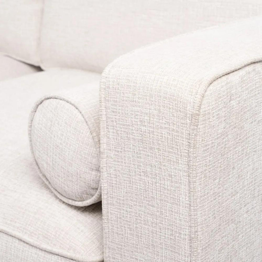 Bézs színű szövettel kárpitozott, 2 személyes kanapé.