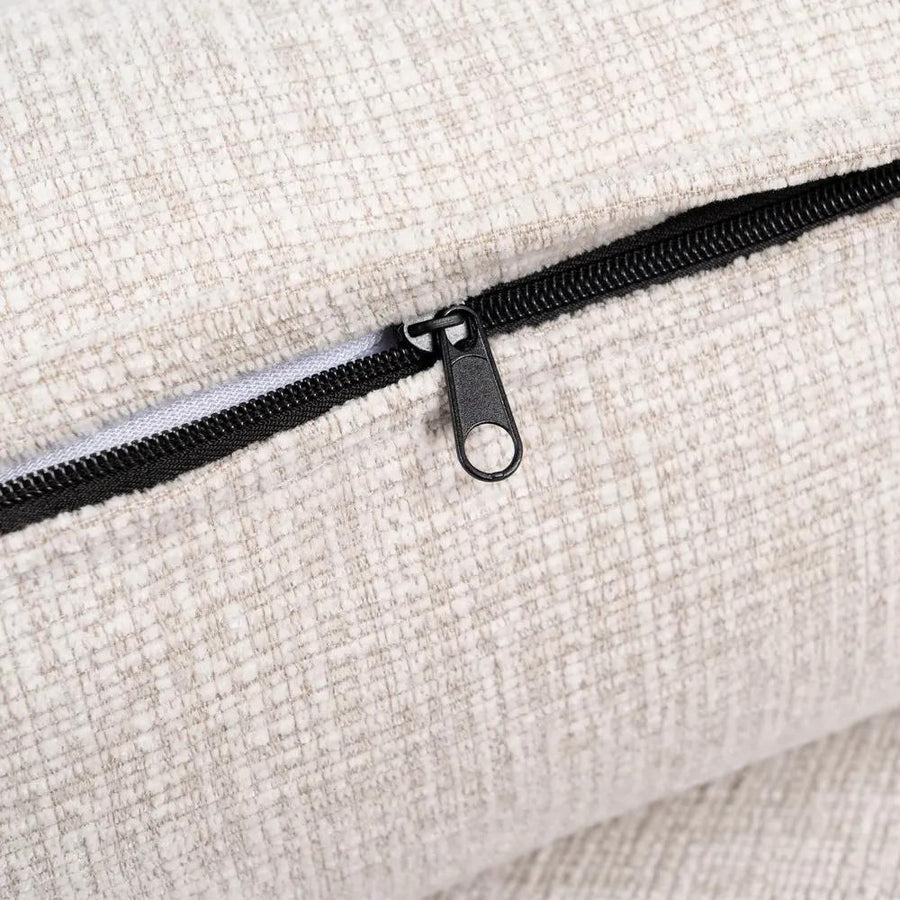 Bézs színű szövettel kárpitozott, 2 személyes kanapé.