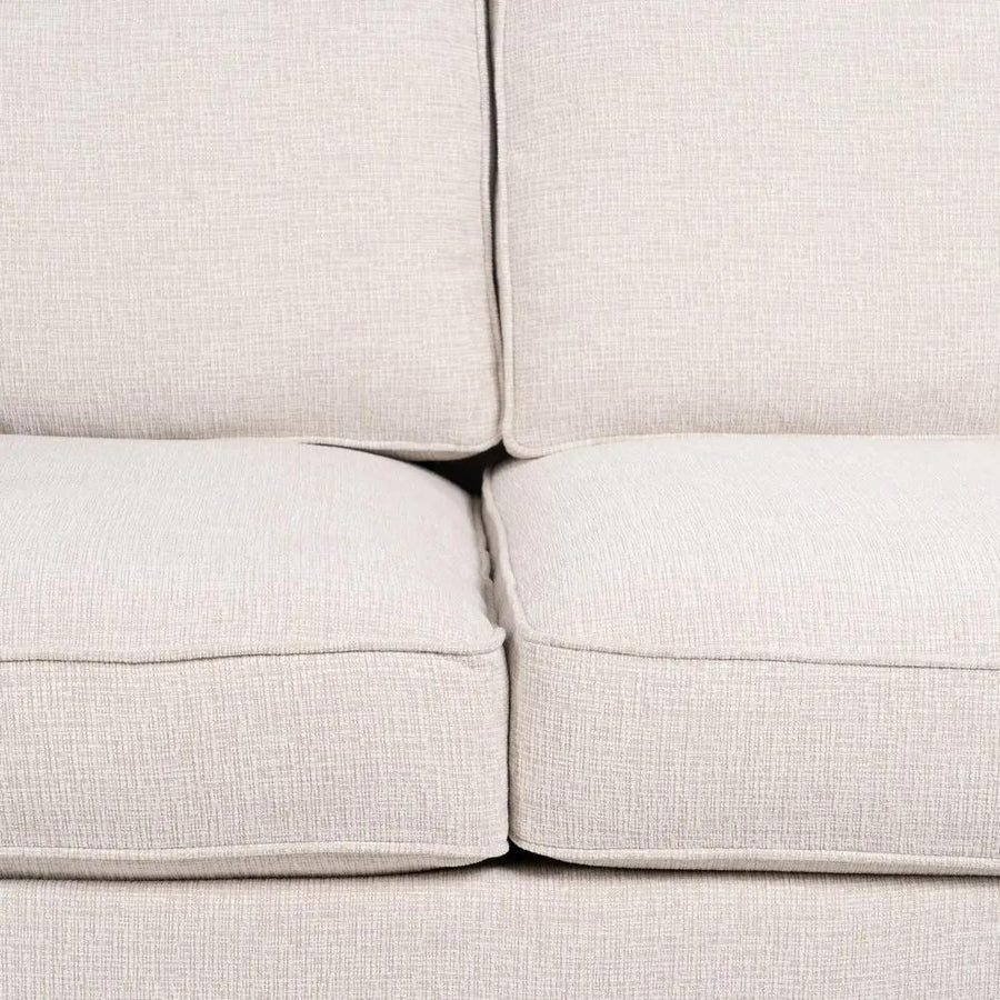 Bézs színű szövettel kárpitozott, 2 személyes kanapé.