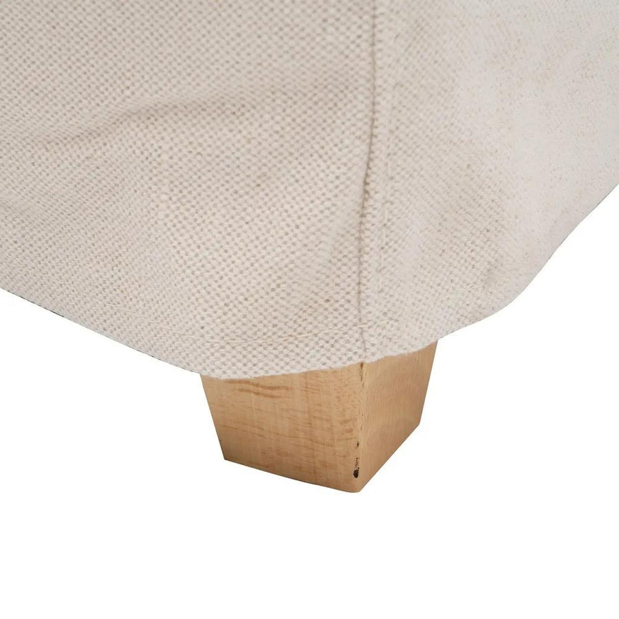 Bézs színű pamutvászon kárpitozású, kényelmes párnákkal ellátott kortárs kanapé..