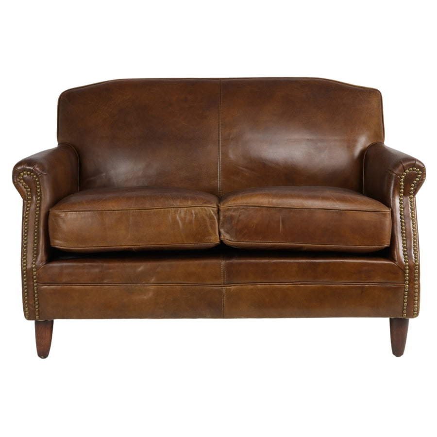 Normandie kollekciós 2 személyes bőrkanapé szemből, elegáns, ívelt háttámlával és klasszikus formavilággal.