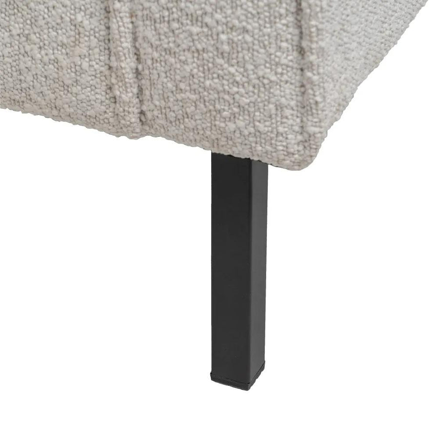 Fehér színű szövettel kárpitozott, 2 személyes kanapé.