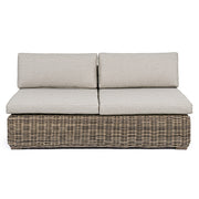 Barna színű műrattanból készült kerti kanapé, levehető bézs színű ülő és hátpárnákkal.