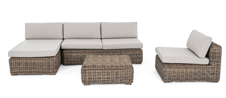 Barna színű műrattanból készült kerti kanapé, levehető bézs színű ülő és hátpárnákkal.