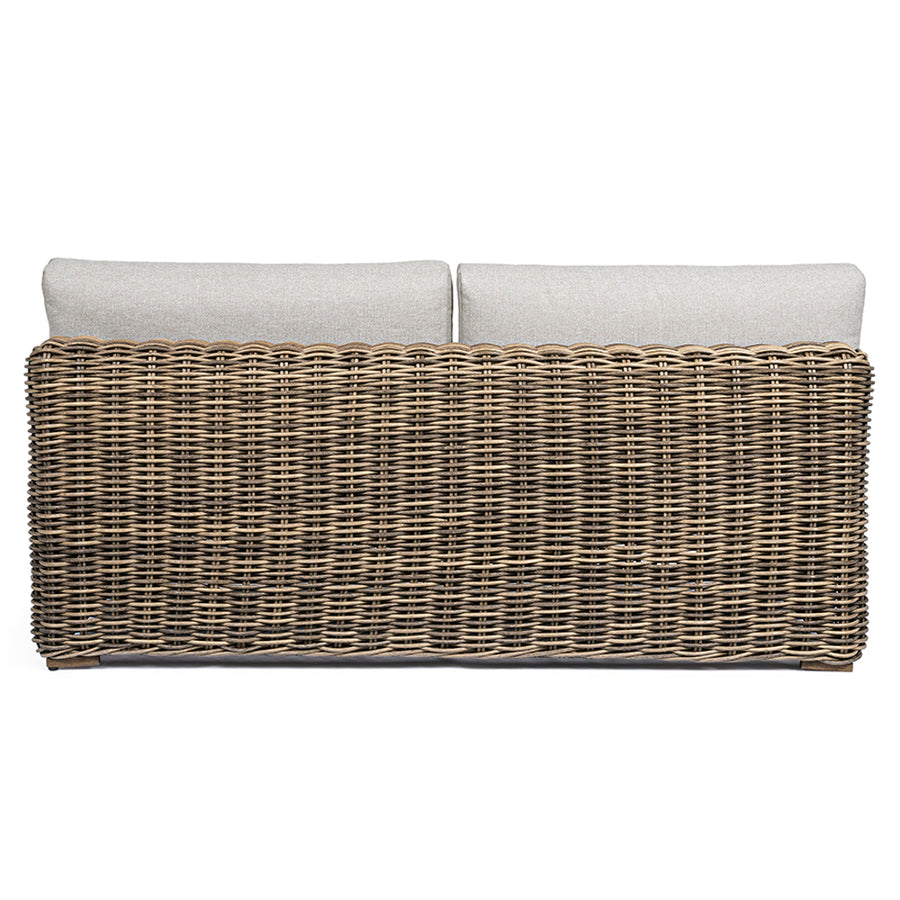 Barna színű műrattanból készült kerti kanapé, levehető bézs színű ülő és hátpárnákkal.