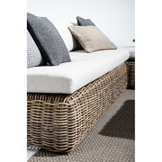 Barna színű műrattanból készült kerti kanapé, levehető bézs színű ülő és hátpárnákkal.