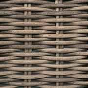 Barna színű műrattanból készült kerti kanapé, levehető bézs színű ülő és hátpárnákkal.